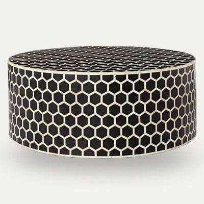 Mesa de centro redonda con diseño de panal y incrustaciones de hueso