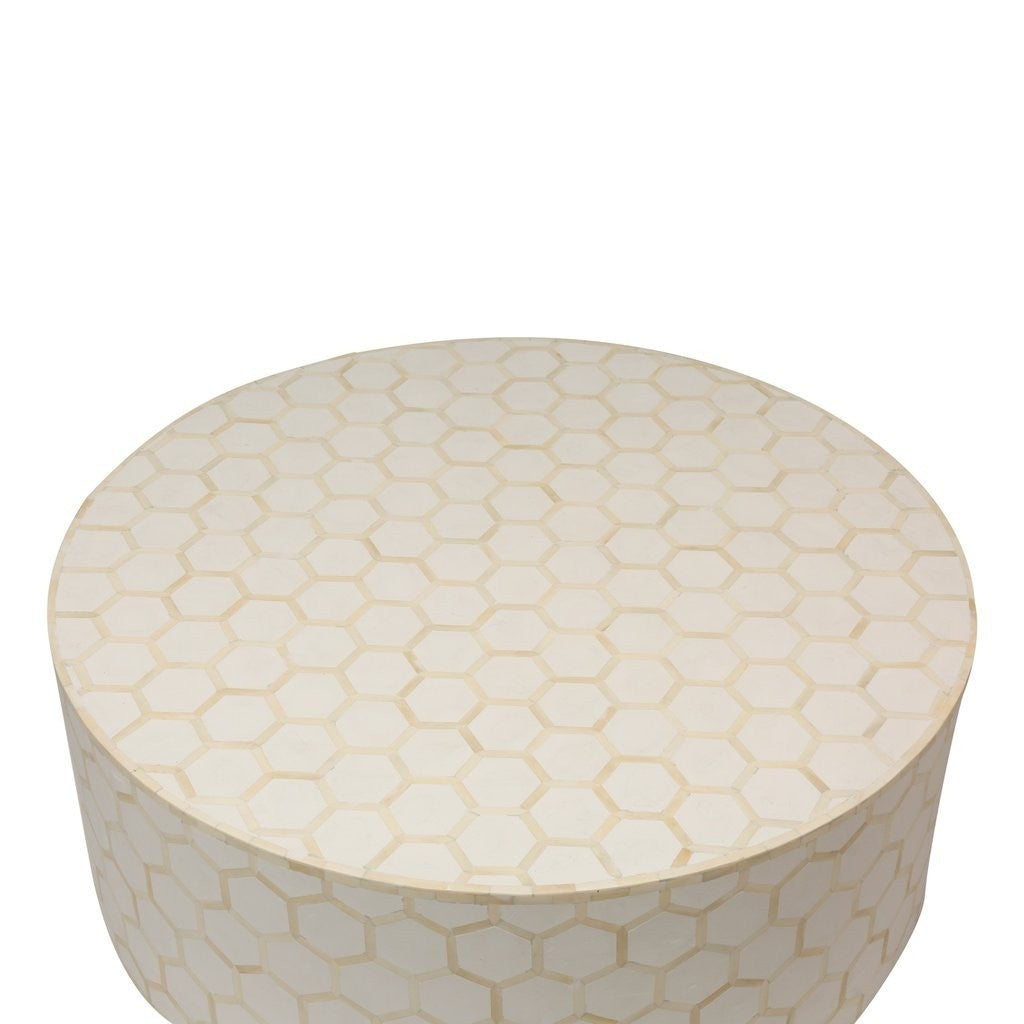 Mesa de centro redonda con diseño de panal y incrustaciones de hueso