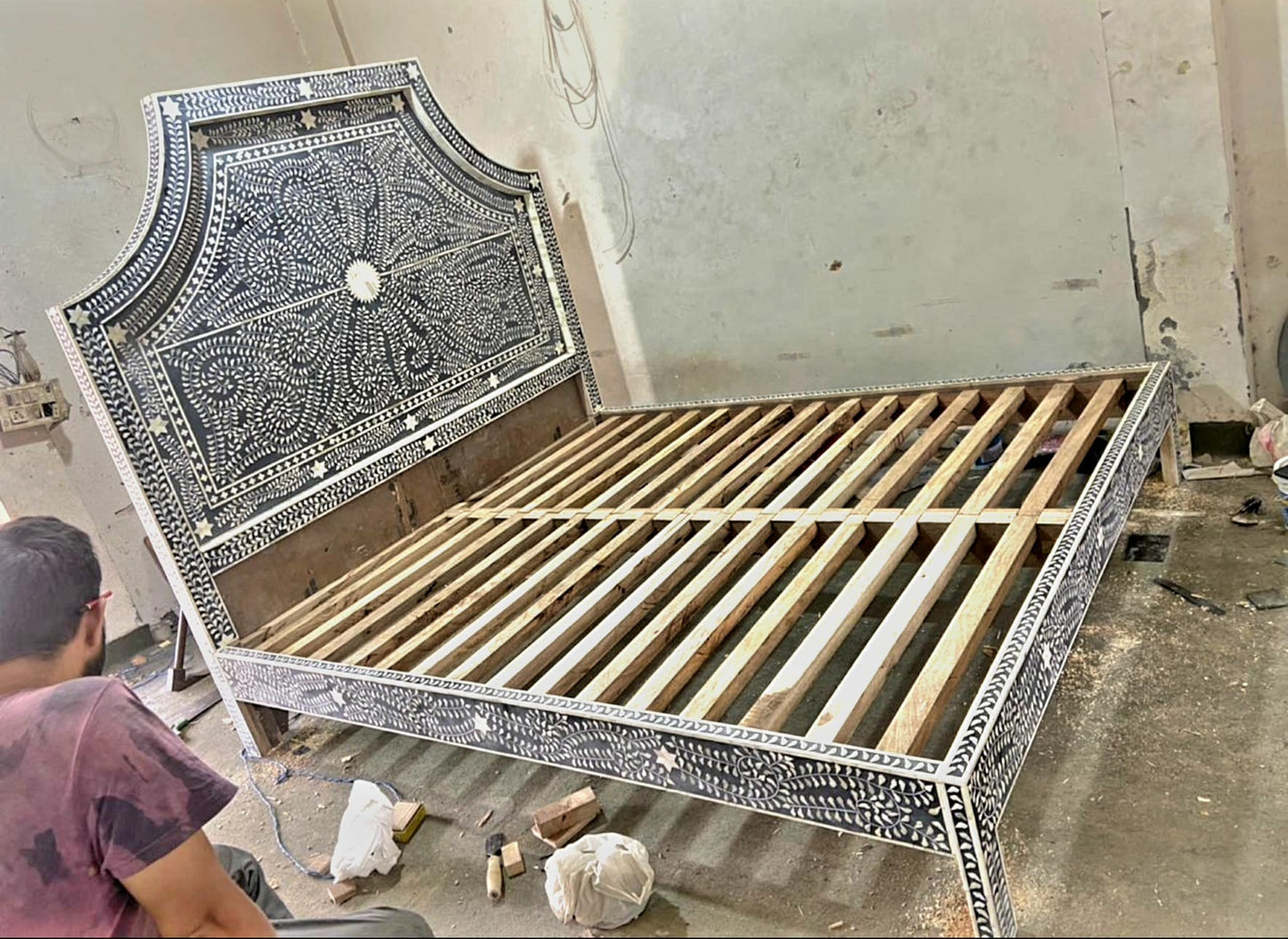 Cama con incrustaciones de hueso hecha a mano con marco de madera de mango duradero