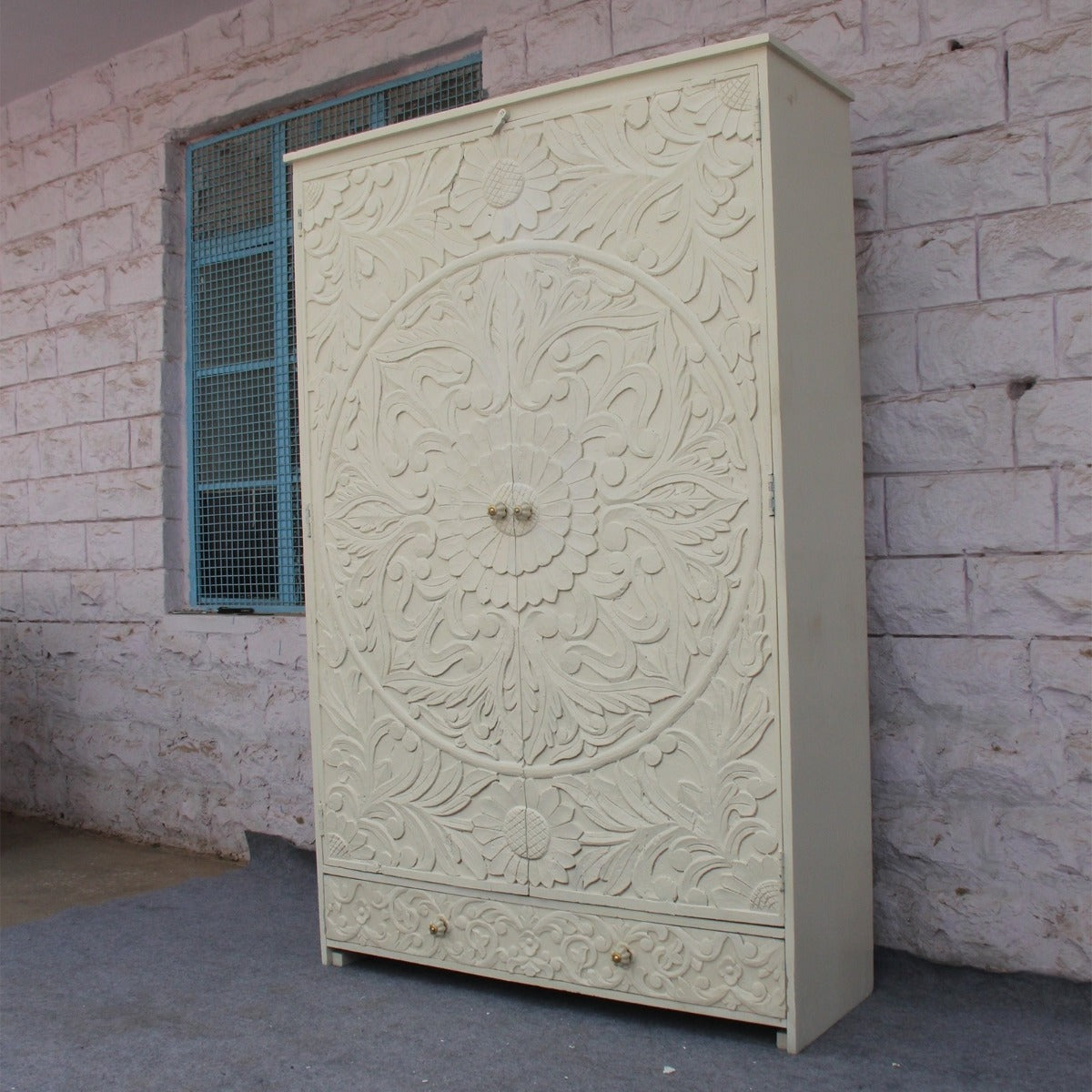 Armario de madera maciza con diseño floral tallado a mano de la India