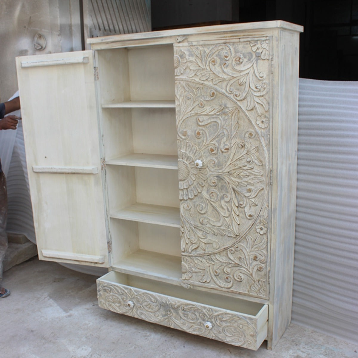 Armario de madera maciza con diseño floral tallado a mano de la India