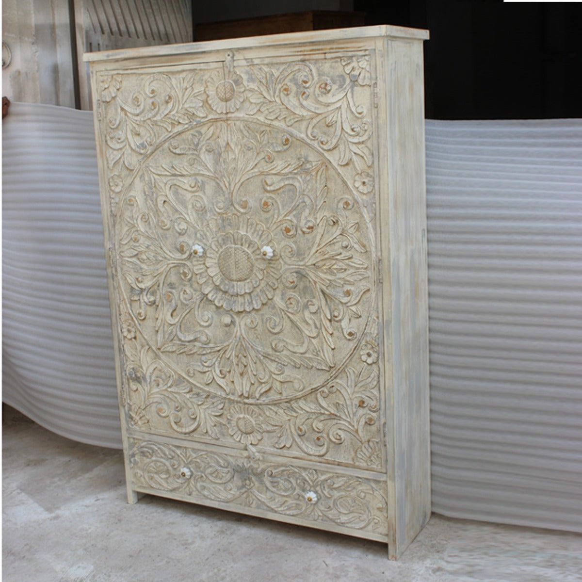 Armario de madera maciza con diseño floral tallado a mano de la India