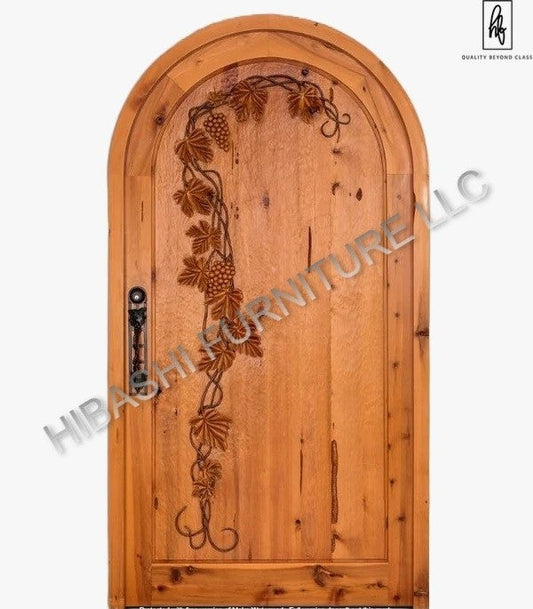 Puerta de bodega de vinos tallada a mano con diseño floral de Tanay