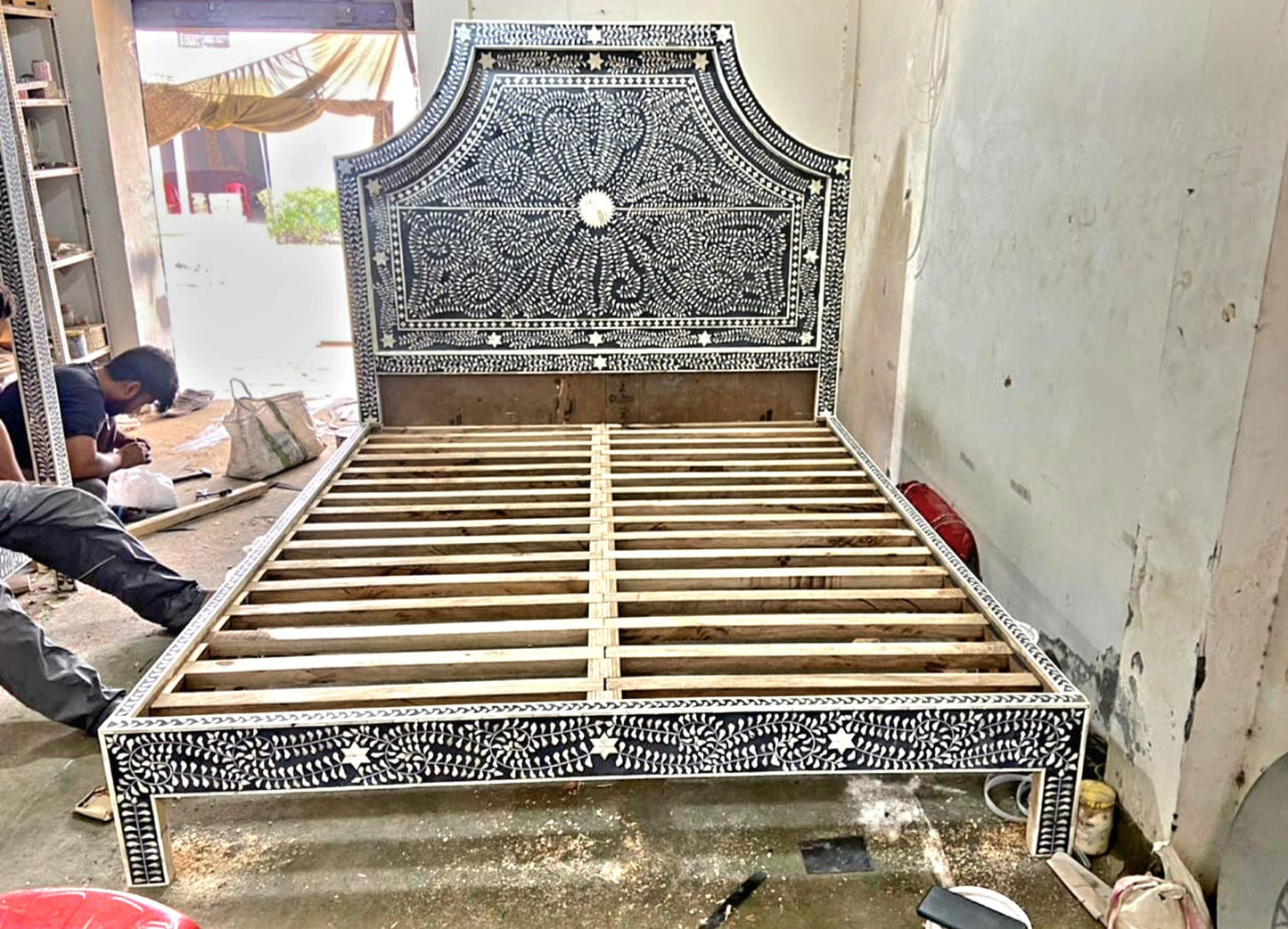 Cama con incrustaciones de hueso hecha a mano con marco de madera de mango duradero