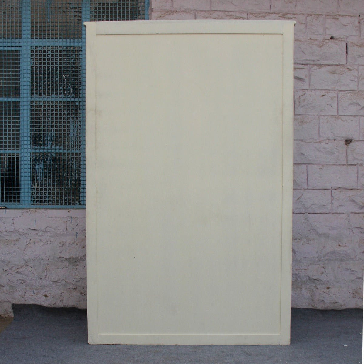 Armario de madera maciza con diseño floral tallado a mano de la India